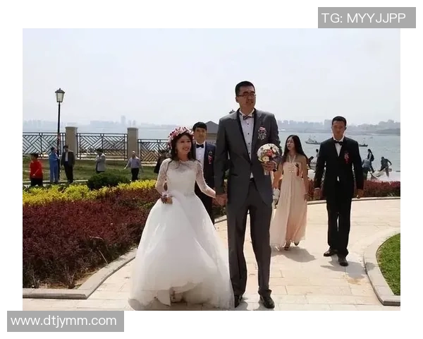 姚明现身餐厅引发热议粉丝纷纷围观合影留念