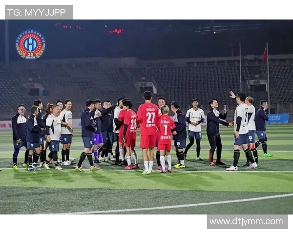 足球明星背影合影展现团队精神与默契瞬间