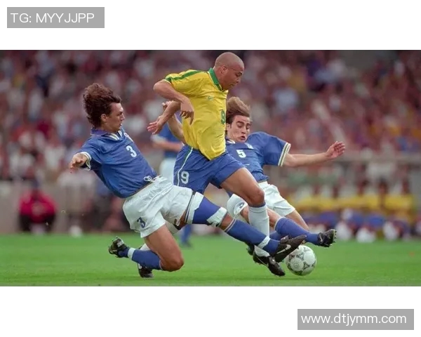 老足球明星重聚精彩瞬间回顾经典时刻的照片合集 老足球明星重聚精彩瞬间回顾经典时刻的照片合集